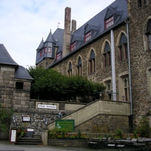 Schlo Burg, Front