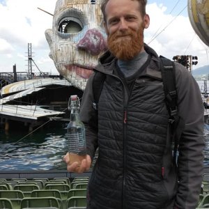 Wasserflasche mit John  Boticelli Sänger.jpg